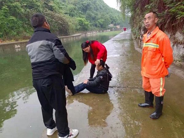 河道班長(zhǎng)周克亮勇救落水女子——遵義市匯川區(qū)分公司