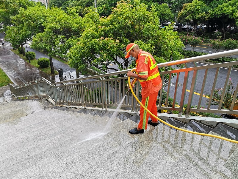 加強(qiáng)垃圾分類，提升市政清運(yùn)效率—打造綠色低碳城市的新模式